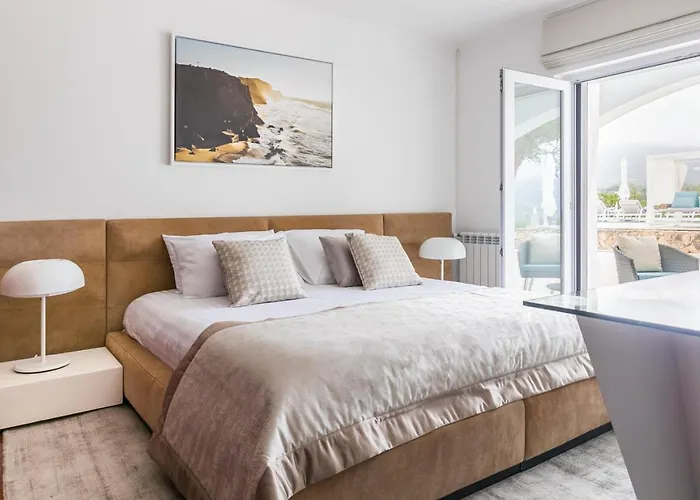 Quinta Da Serra - Luxurious - Heated Pool & Jacuzzi Hotel