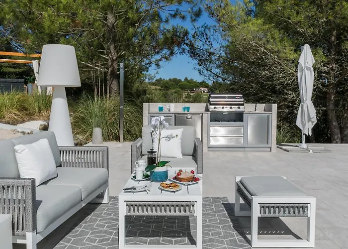 Quinta Da Serra - Luxurious - Heated Pool & Jacuzzi Hotel